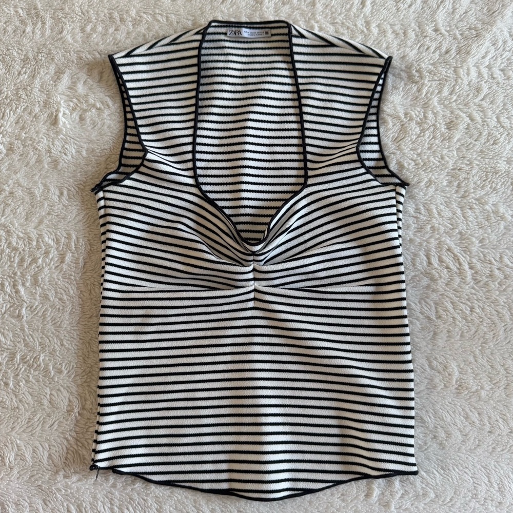 ZARA Knit Sweetheart Neck Line Tank in Striped Navy/White Size M